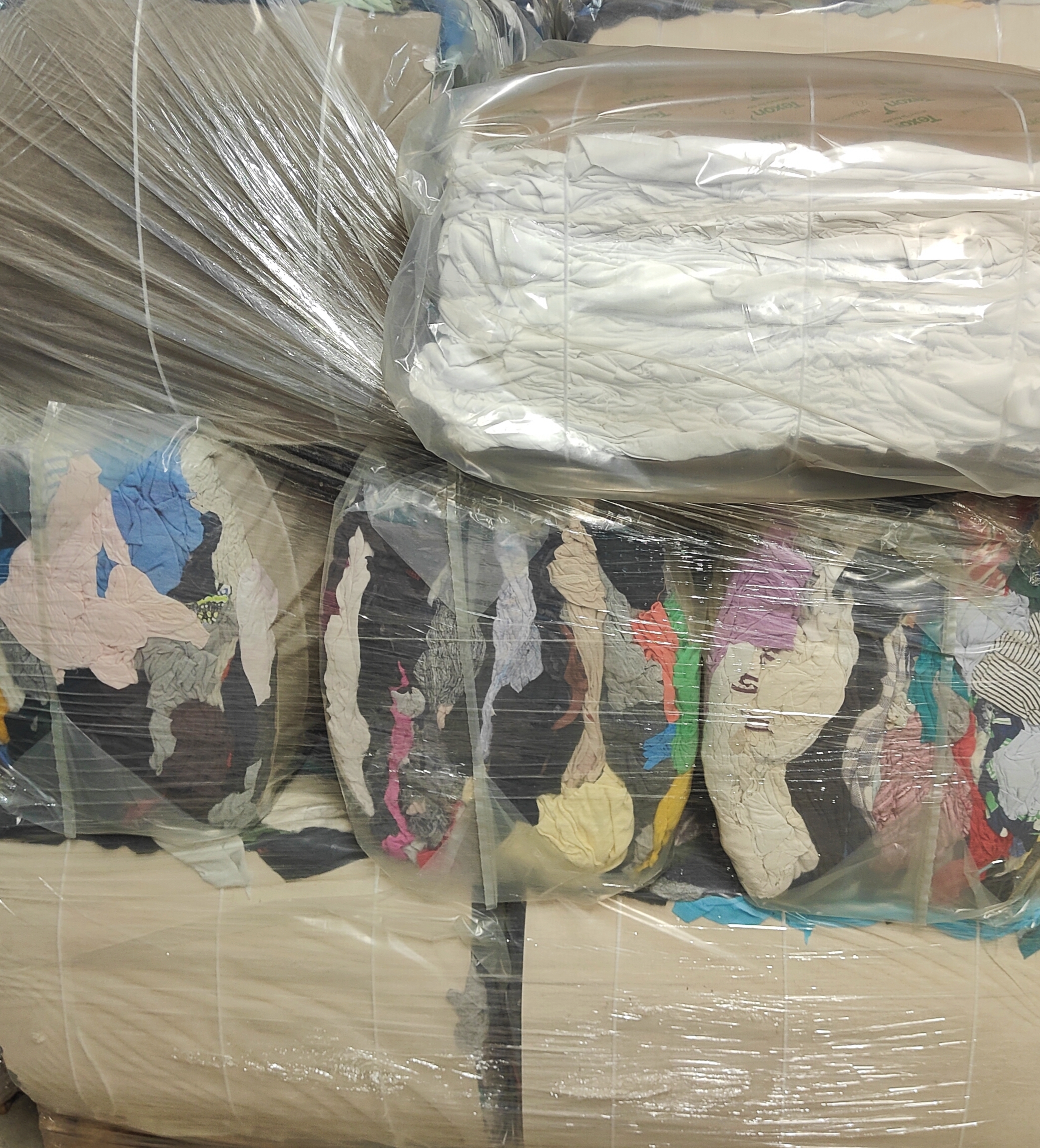 Recuperación de materiales textiles y plásticos para su reutilización y reciclaje